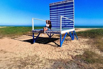 Cadeira gigante vira ponto turístico na Praia do Farol de São Tomé, em Campos