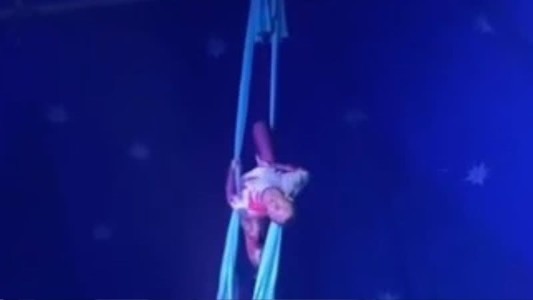 Acrobata se acidenta em apresentação de circo e causa preocupação no público
