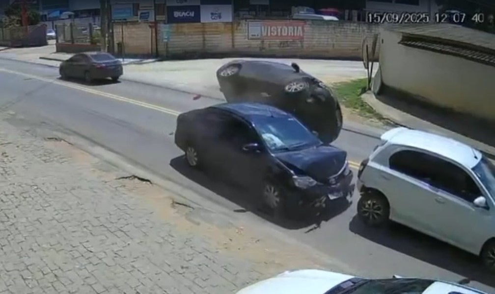 Grave acidente com colisões e capotamento em Cachoeiro de Itapemirim