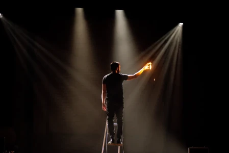 Monólogo Fora Deste Mundo com Lucas Toledo no Teatro Firjan SESI Macaé