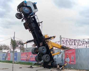 Caminhão-guindaste se acidenta durante obra de supermercado