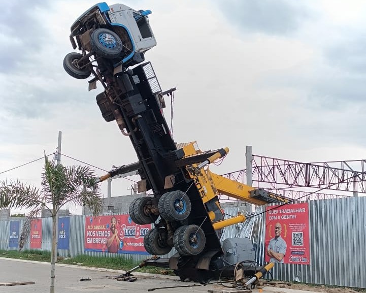 Caminhão-guindaste se acidenta durante obra de supermercado