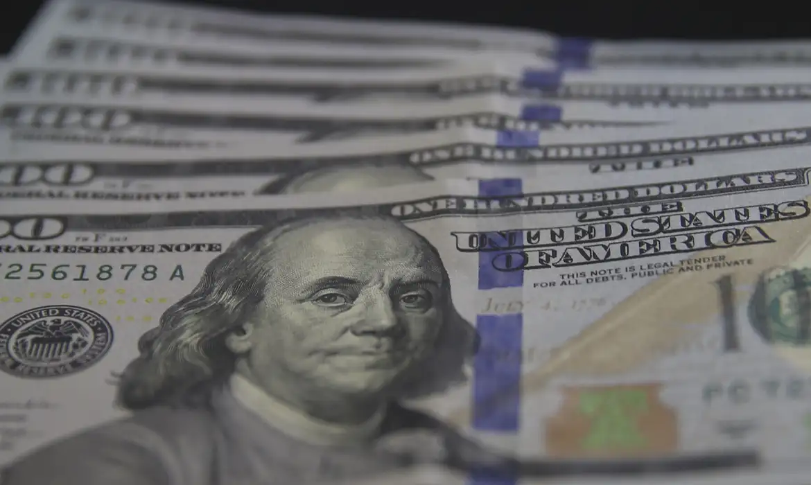 Dólar encerra dia abaixo de R$ 5,40 após 11 dias de alta