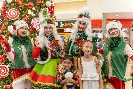 Cantata, coral e personagens natalinos encantam Macaé