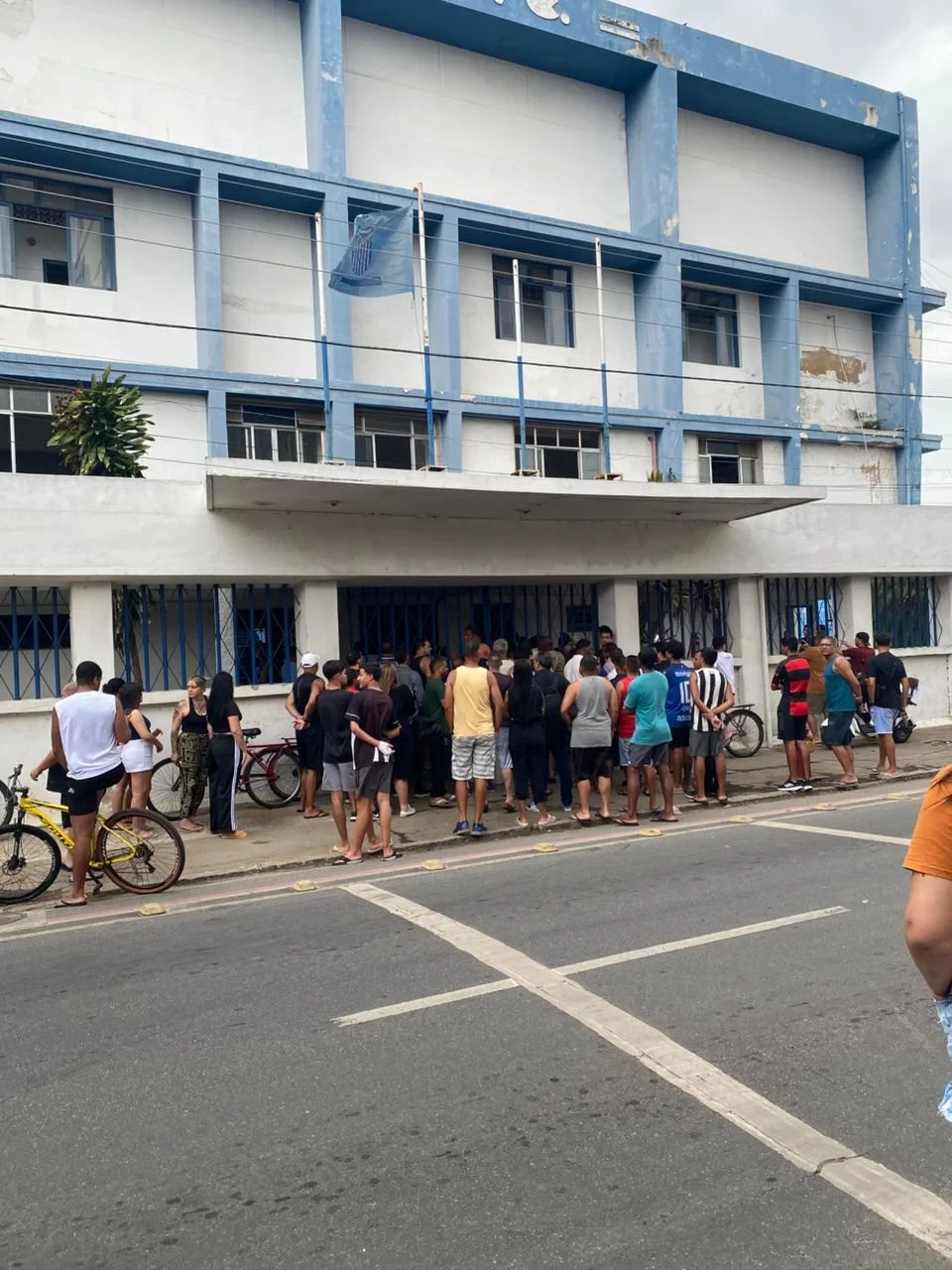 Torcedores tentam comprar ingresso para final — Foto: Reprodução / Rede Social