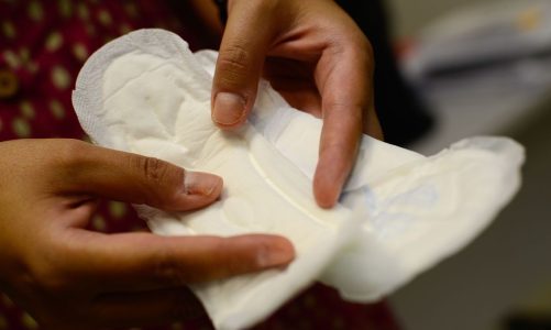 Mulheres beneficiárias recebem aviso sobre retirada gratuita de absorventes pelo SUS