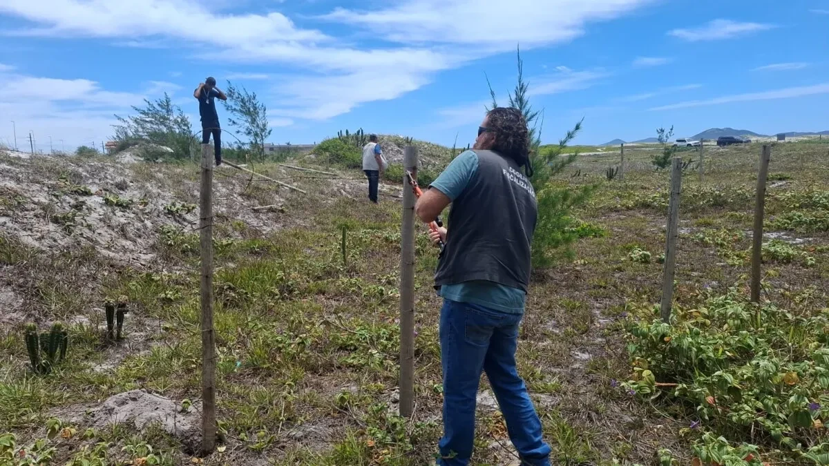 Área de restinga é liberada após retirada de cercamento irregular em Cabo Frio