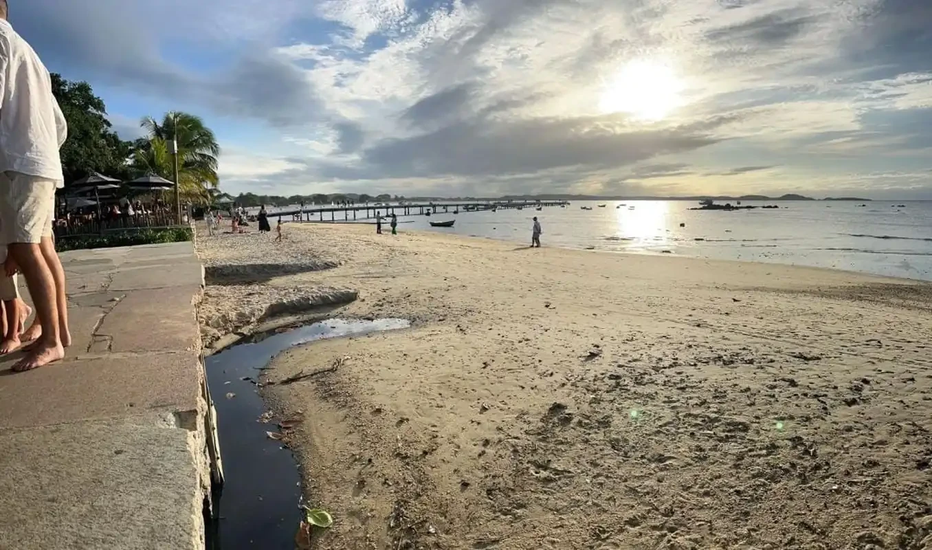 Búzios enfrenta novo episódio de esgoto em praias em plena alta temporada