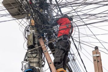 Rio das Ostras intensifica limpeza e retirada de fios obsoletos dos postes