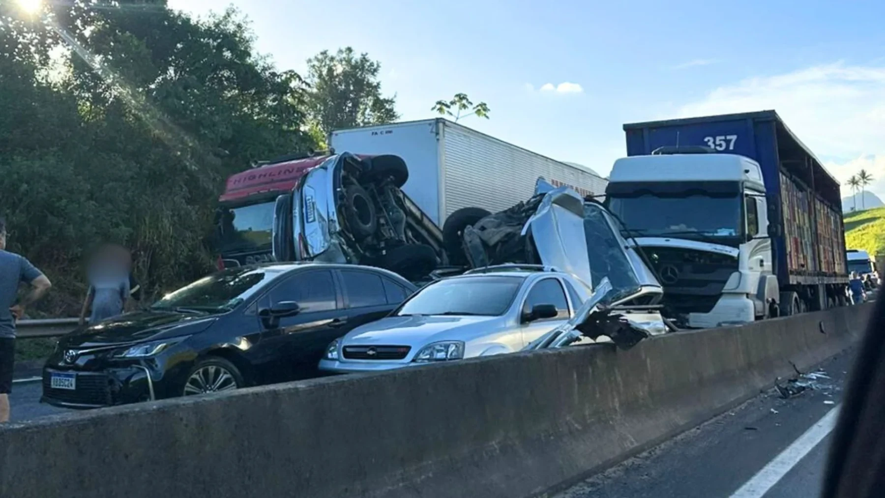 Acidente em Iconha: engavetamento com dez veículos fecha trecho da BR-101