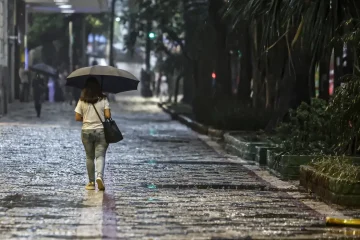 Alerta de forte chuva gera pânico entre moradores do interior fluminense