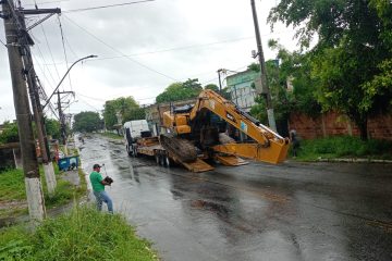 Máquinas fazem limpeza de canais após chuvas intensas em Rio das Ostras