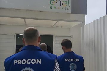 Procon de Macaé entrega auto de infração à Enel por falhas no serviço
