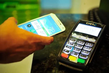 Veja cuidados para evitar golpes com celular e cartão no Carnaval