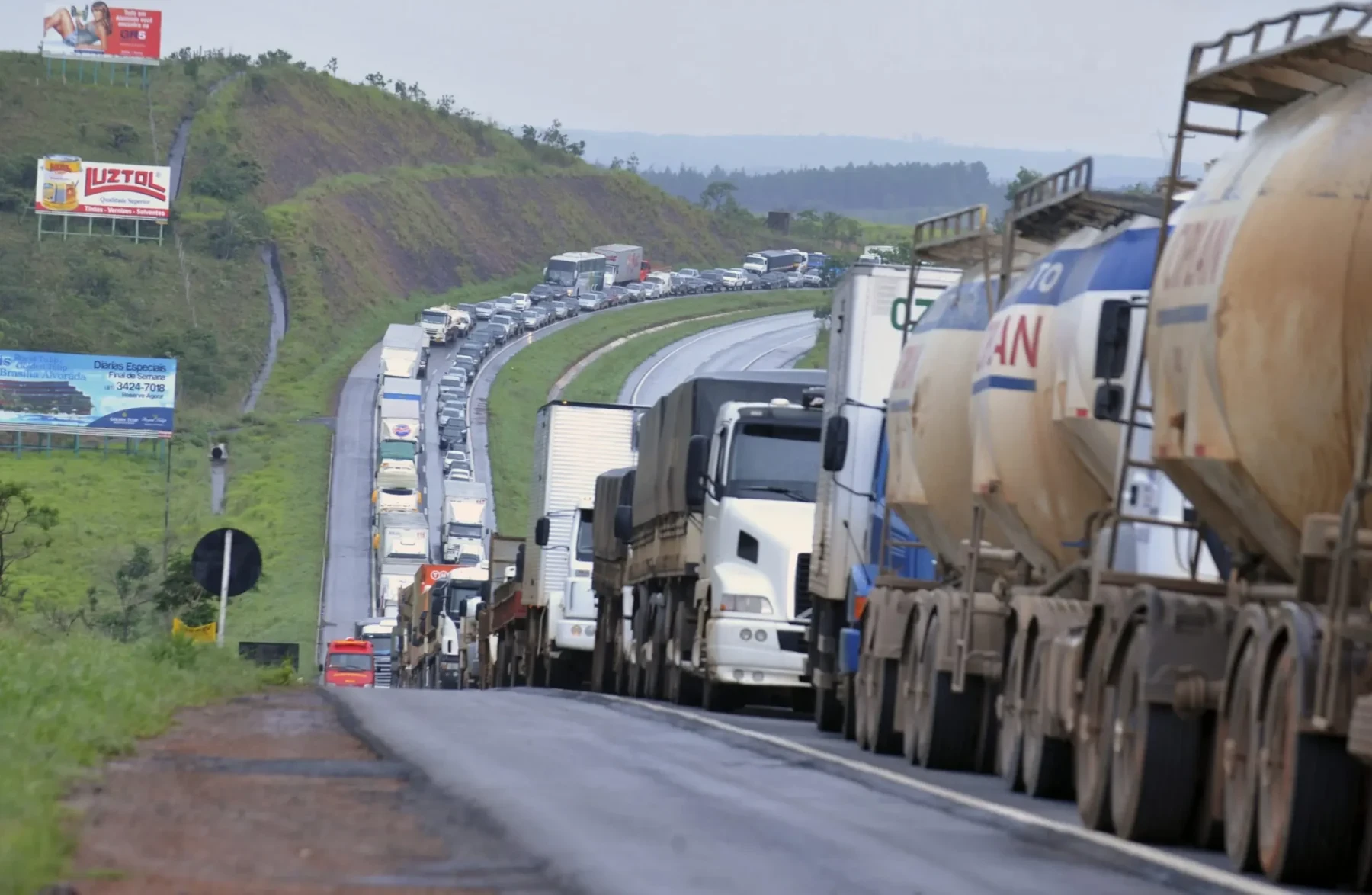 Caminhoneiros ameaçam parar estradas em greve nacional contra alta do diesel