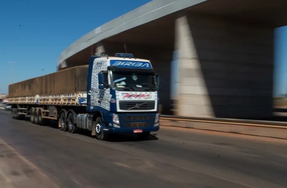Caminhoneiros suspendem greve após negociação com governo