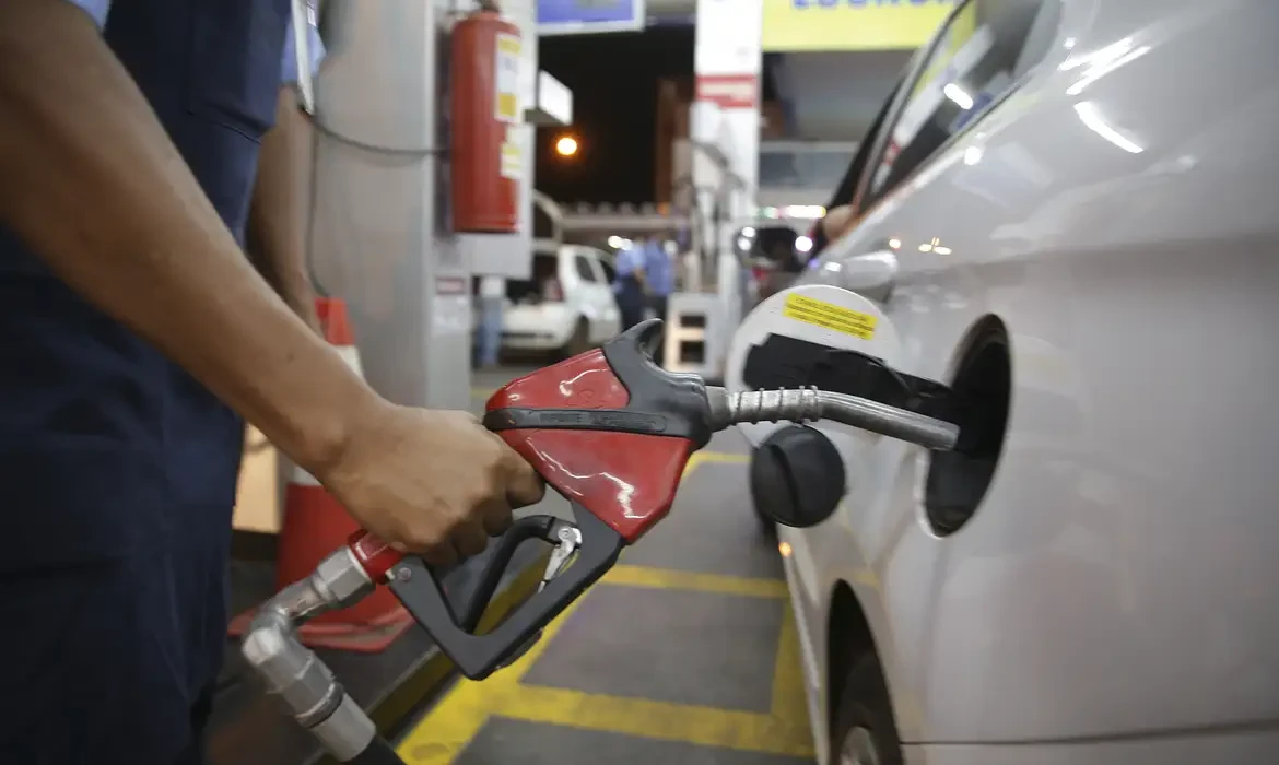 Diesel sobe R$ 0,38 e gasolina já passa de R$ 7 no interior do RJ