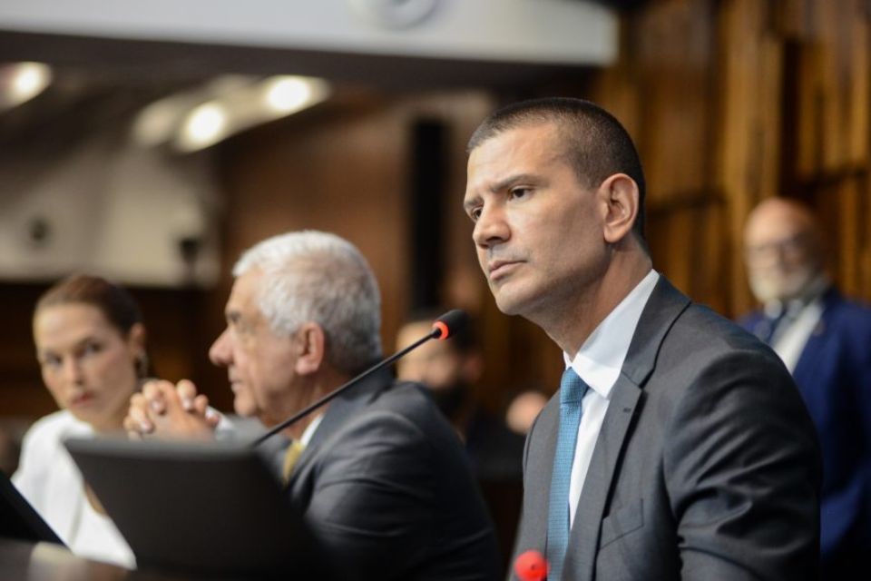 Não durou horas: Justiça impede Douglas Ruas na presidência da Alerj