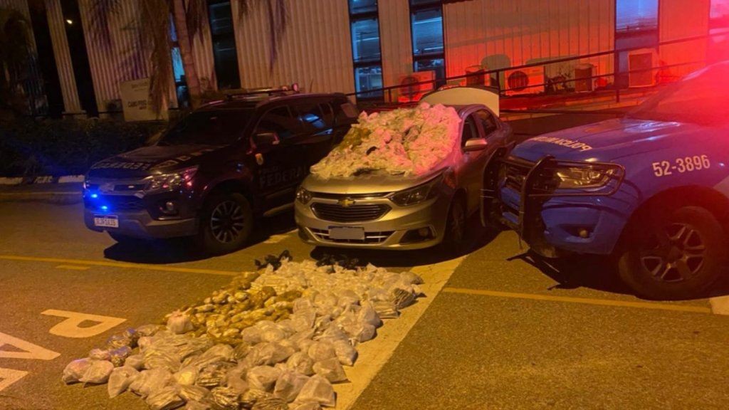 PF intercepta carro com mais de 110kg de drogas em Cabo Frio