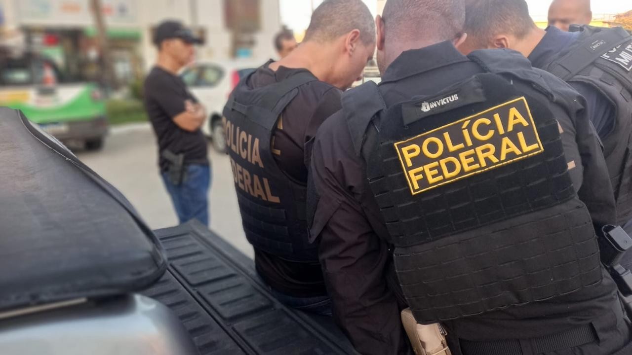 PF prende suspeitos de controlar serviço de internet na Região dos Lagos