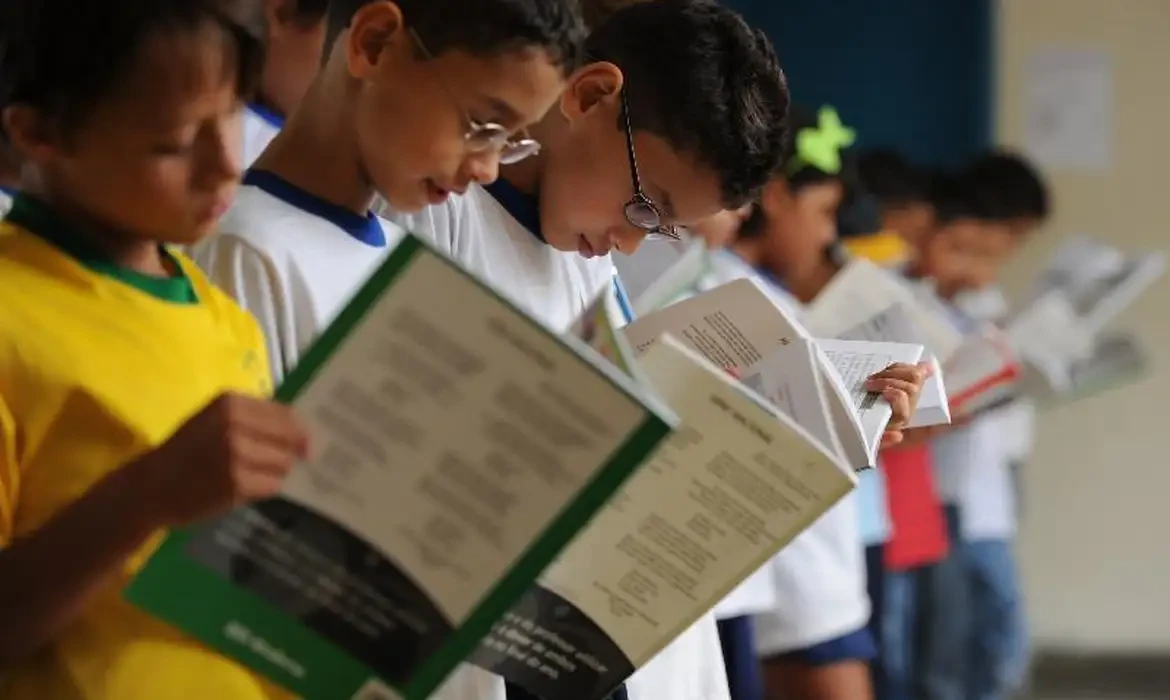 Projeto incentiva leitura nas escolas municipais de Marataízes