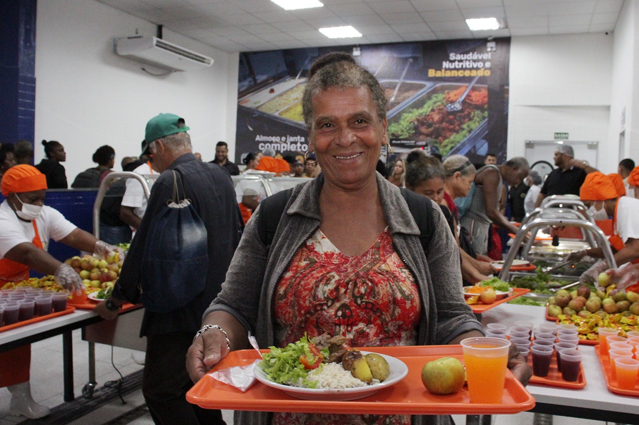 Restaurante do Povo é reinaugurado em Campos e serve 3 mil refeições