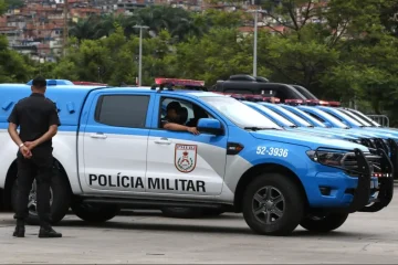 Três policiais são presos e acusados de roubar 11 celulares de comerciantes