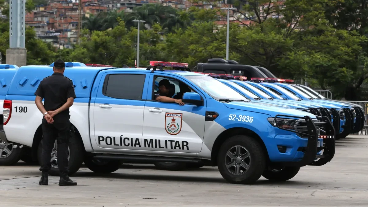 Três policiais são presos e acusados de roubar 11 celulares de comerciantes