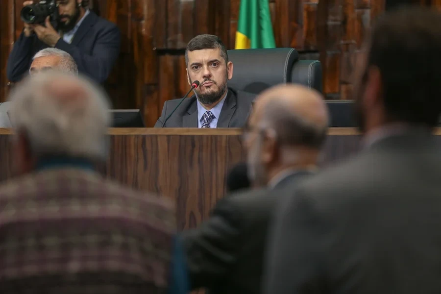 TSE manda cassar Rodrigo Bacellar e amplia crise política no Rio