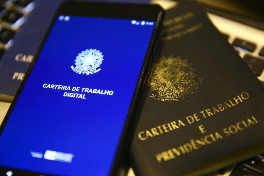 Brasileiro prefere emprego com carteira assinada, aponta pesquisa