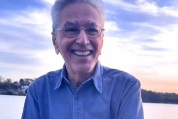 Caetano Veloso se encanta com Arraial do Cabo e compara mar à Bahia