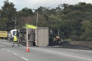 Caminhão com asfalto tomba em Rio Bonito e causa 11 km de congestionamento