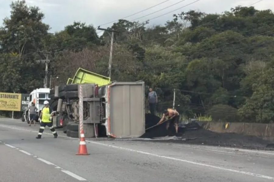 Caminhão com asfalto tomba em Rio Bonito e causa congestionamento gigante