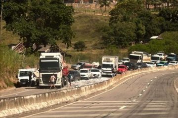 Caminhão com granito tomba na BR-482 e trava trânsito no Sul Capixaba