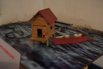 Exposição “As Marés do Tempo” chega ao Charitas em Cabo Frio