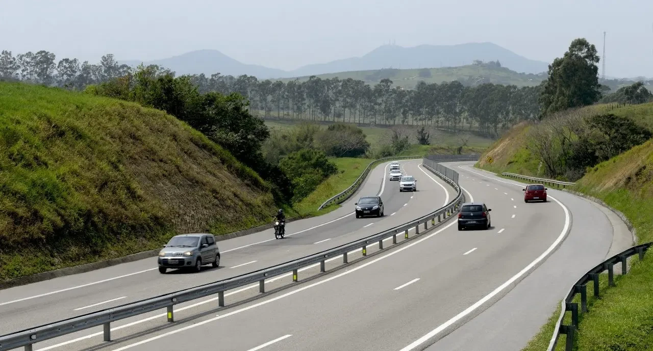 Feriado de Páscoa deve levar mais de 127mil carros à Via Lagos RJ-124