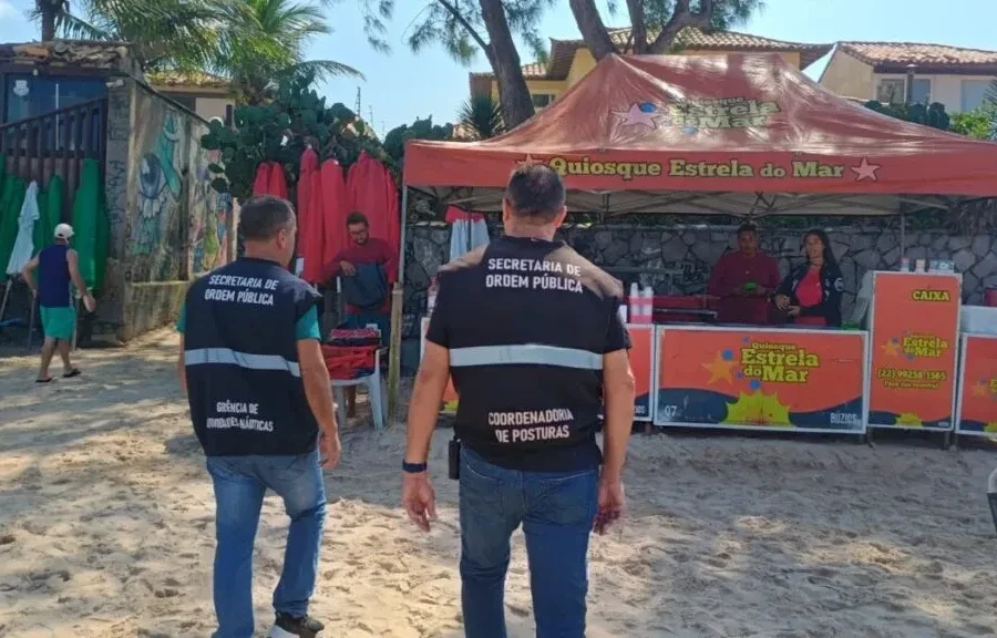 Fiscalização organiza comércio na Praia de Geribá em Búzios