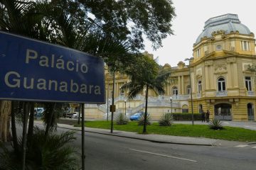 Governo do RJ gasta R$ 102,2 milhões mensais com cargos comissionados