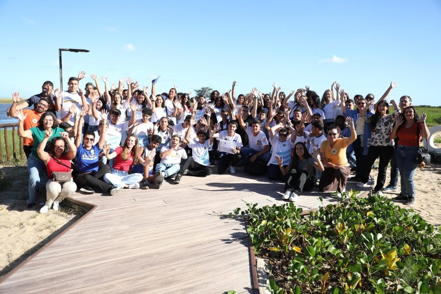 Jovens recebem certificados de curso de informática em São João da Barra