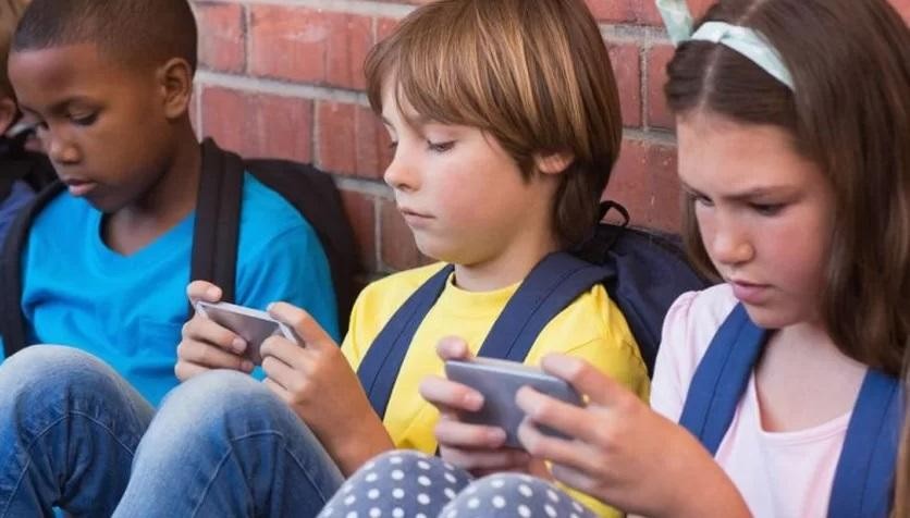 Lei cria ações para reduzir uso excessivo de celular no RJ