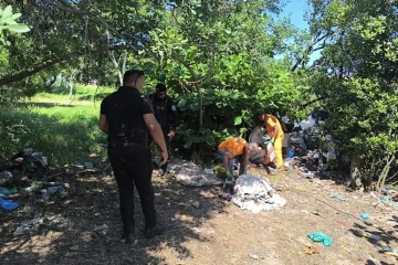 Prefeitura desmonta acampamentos irregulares em área de vegetação em Cabo Frio