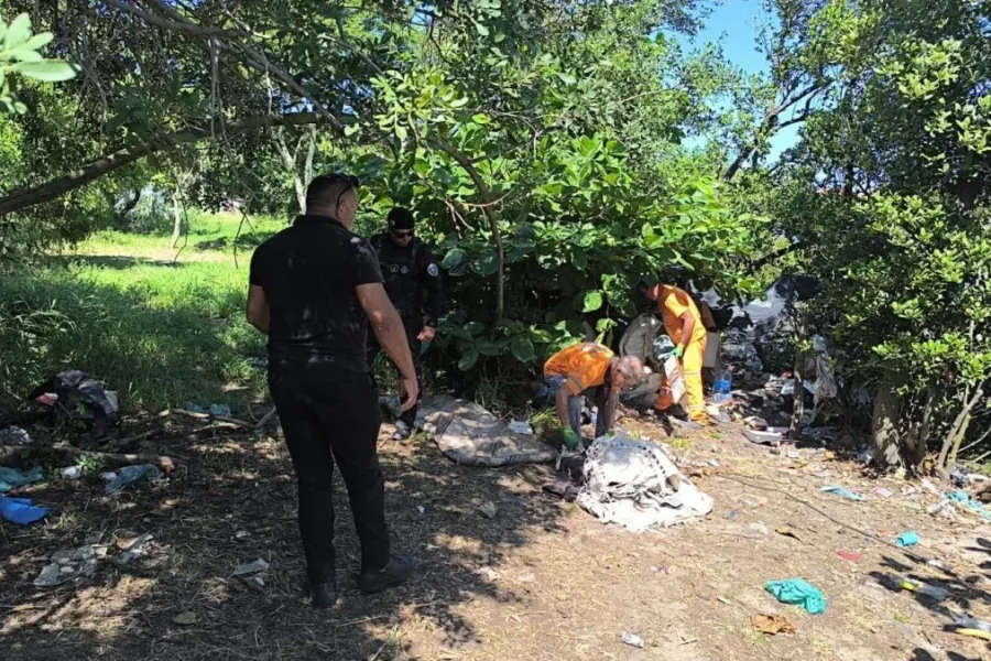 Prefeitura desmonta acampamentos irregulares em área de vegetação em Cabo Frio