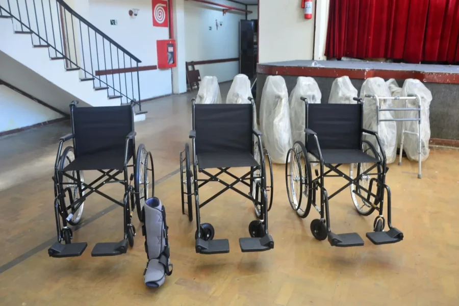 Projeto em Petrópolis transforma lacres de latinhas em cadeiras de rodas