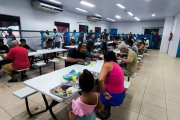 Restaurante Popular de Macaé serve almoço especial de Páscoa para população