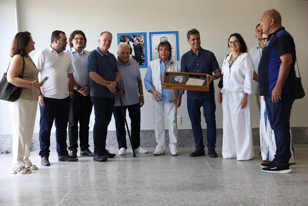 Roberto Carlos inaugura terminal de aeroporto com nome de seu pai