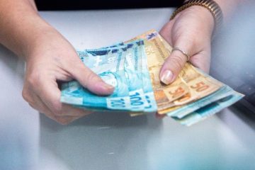 Servidores estaduais do RJ recebem salários no 1º dia útil e tem 13º antecipado