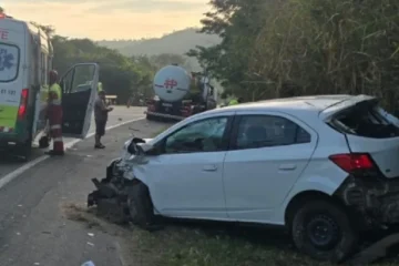 Acidente entre moto e carro deixa dois mortos na BR-101 em Itapemirim