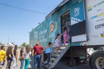 Arraial do Cabo recebe carreta com cinema gratuito e filmes infantis