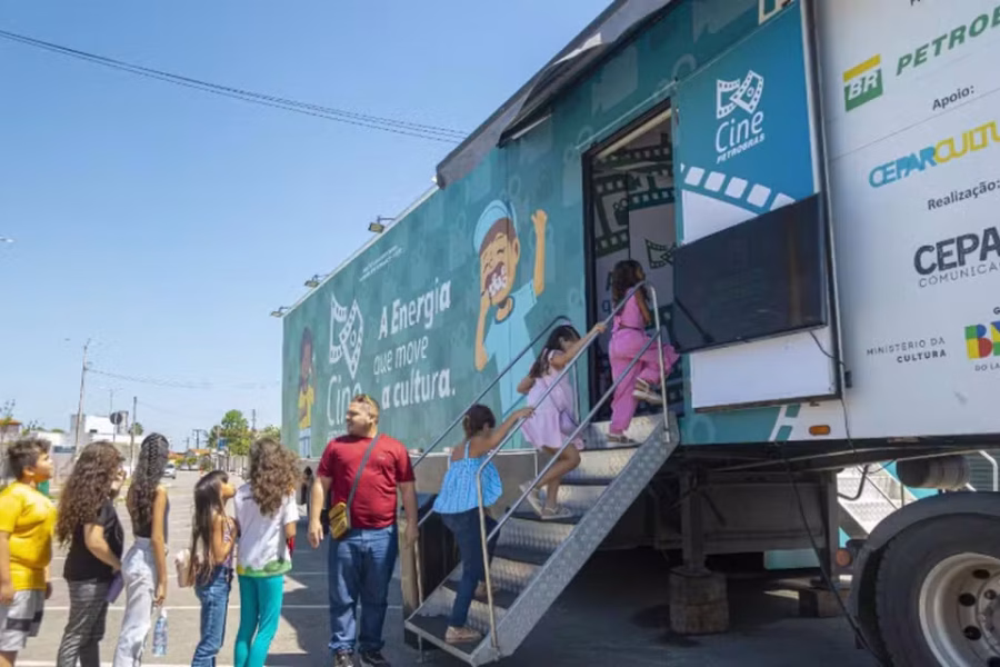 Arraial do Cabo recebe carreta com cinema gratuito e filmes infantis