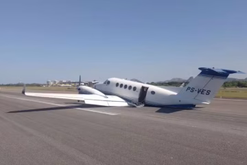 Avião faz pouso de emergência e para de barriga na pista do Aeroporto do ES